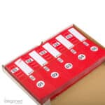 Doosje met kleine rode genummerde labels van Idegoned