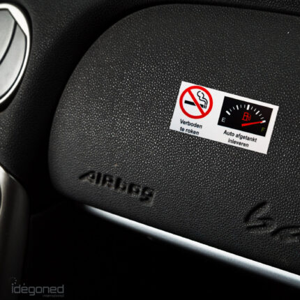 Vinylsticker verboden te roken auto afgetankt retour op dashboard