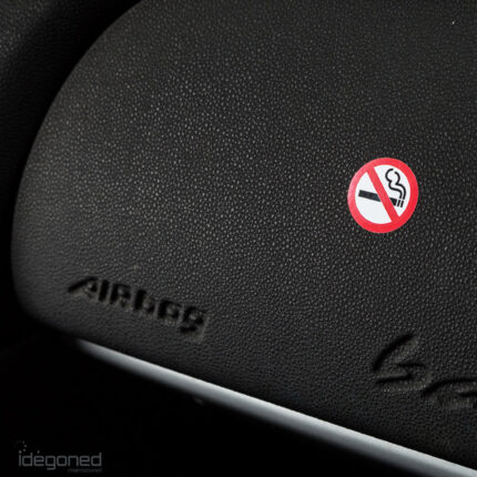 Verboden te roken sticker op dashboard auto